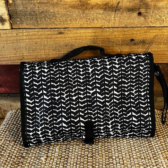 Skip Hop Black And White Changing Pad With‎ Storage - Picture 2 of 8